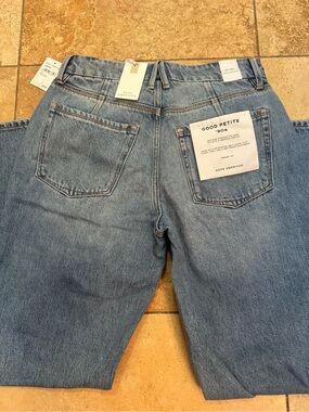 Good American Women’s Light Blue Straight-Leg Jeans.  Slight distressing !